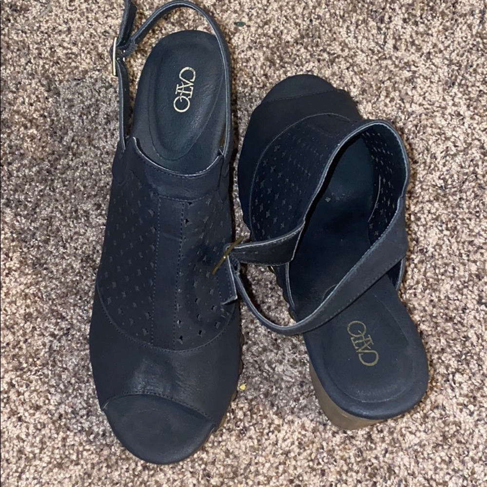 Open-toe pumps